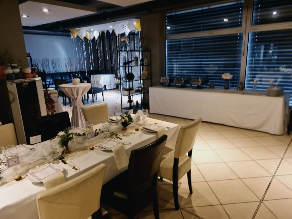 Stôl prestretý na súkromnú oslavu so zlatými balónmi